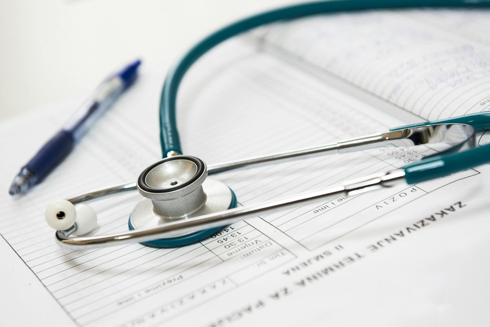 Estetoscopio sobre cuadro medico