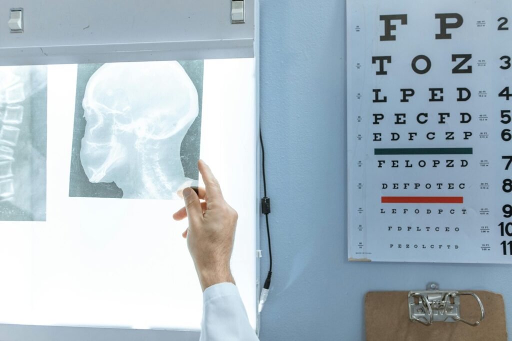 Medico examinando radiografia